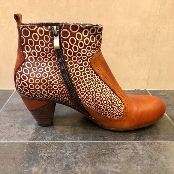 Leather ankle boots with flower detail. - Picture 4 of 7